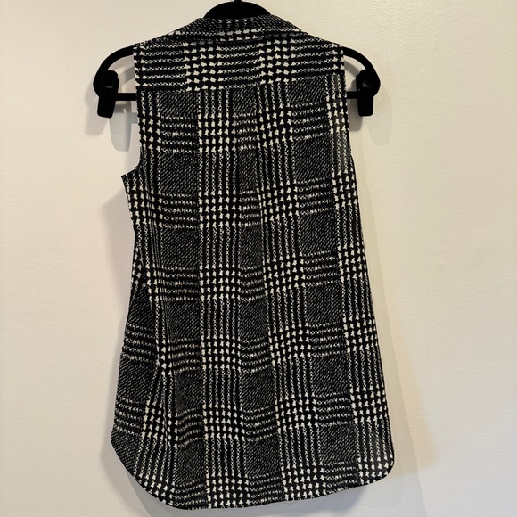 Women’s J. Crew Button Up Blouse Size 2 - Picture 2 of 3